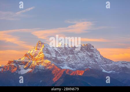 Sinrise o tramonto vista panoramica dei Dents du Midi nelle Alpi svizzere, Canton Vaud, Svizzera Foto Stock