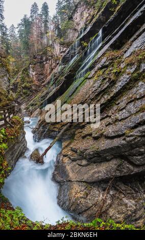 Autunno alpino montagna Gola Wimbachklamm e torrente Wimbach con percorso in legno, Parco nazionale Berchtesgaden, Alpi, Baviera, Germania. Viaggio pittoresco Foto Stock