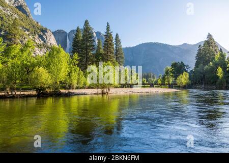 Vista del Cooks Meadow e delle Upper Yosemite Falls, del Parco Nazionale di Yosemite, Patrimonio dell'Umanità dell'UNESCO, California, Stati Uniti, Nord America Foto Stock