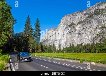 Vista del Cooks Meadow e guida in auto attraverso la valle, il Parco Nazionale di Yosemite, Patrimonio dell'Umanità dell'UNESCO, California, Stati Uniti, Nord America Foto Stock