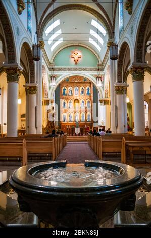 La navata e il font con il romano cattolica di San Francesco nella Cattedrale di Santa Fe, New Mexico, negli Stati Uniti. Foto Stock