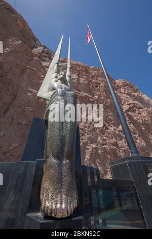 Vista del monumento alla statua in stile Art Nouveau, della diga di Hoover, dell'area ricreativa nazionale del lago Mead, dell'Arizona/Nevada, degli Stati Uniti e del Nord America Foto Stock