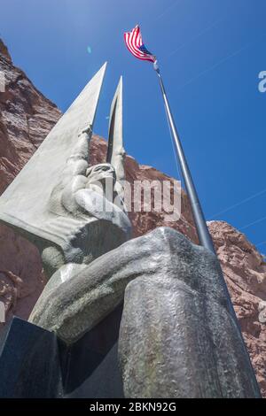 Vista del monumento alla statua in stile Art Nouveau, della diga di Hoover, dell'area ricreativa nazionale del lago Mead, dell'Arizona/Nevada, degli Stati Uniti e del Nord America Foto Stock