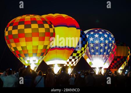 Hot Air baloons preparare per togliere la prima alba Albuquerque Balloon Fiesta, Nuovo Messico, Stati Uniti d'America. Foto Stock