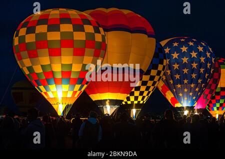 Hot Air baloons preparare per togliere la prima alba Albuquerque Balloon Fiesta, Nuovo Messico, Stati Uniti d'America. Foto Stock