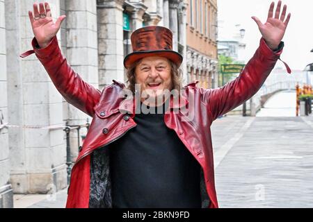 05/02/2020 Venezia, Italia dopo Coronavirus, Piazza San Marco chiude per un video appello di Zucchero il cantante (che ha una casa in città) impegnato in un messaggio promozionale per Venezia e Italia VENEZIA. Piazza San Marco chiude, dalle 16.30 alle 21.30 di sabato 2 maggio per la ripresa di un 'video promozionale e di comunicazione' di Zucchero Fornaciari. Si tratta - legge la premessa dell'ordinanza che vieta il transito delle persone e firmata dal comandante della polizia locale, Marco Agostini - di un video 'a favore di Venezia e dell'Italia'. Per la sua esecuzione: Un pianoforte, solo, al centro della piazza. Foto Stock