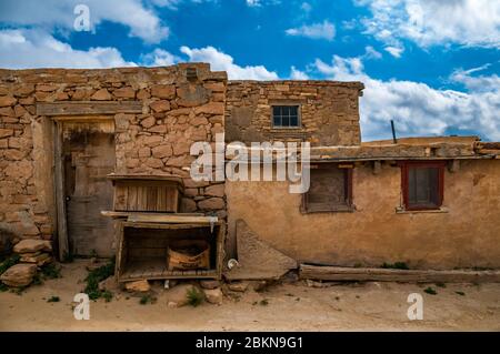 Una vecchia casa di adobe ad Acoma Pueblo Sky City, uno dei più antichi continuamente insediamenti abitati in Nord America, Nuovo Messico, Stati Uniti d'America. Foto Stock