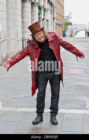 05/02/2020 Venezia, Italia dopo Coronavirus, Piazza San Marco chiude per un video appello di Zucchero il cantante (che ha una casa in città) impegnato in un messaggio promozionale per Venezia e Italia VENEZIA. Piazza San Marco chiude, dalle 16.30 alle 21.30 di sabato 2 maggio per la ripresa di un 'video promozionale e di comunicazione' di Zucchero Fornaciari. Si tratta - legge la premessa dell'ordinanza che vieta il transito delle persone e firmata dal comandante della polizia locale, Marco Agostini - di un video 'a favore di Venezia e dell'Italia'. Per la sua esecuzione: Un pianoforte, solo, al centro della piazza. Foto Stock