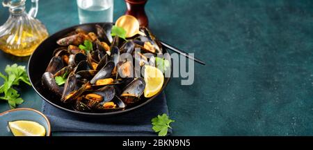 Primo piano di mussolette appena cotte in un piatto con ingredienti Foto Stock