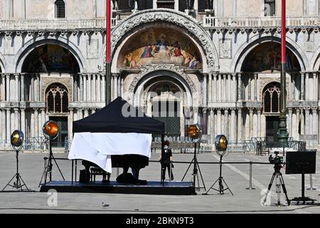 05/02/2020 Venezia, Italia dopo Coronavirus, Piazza San Marco chiude per un video appello di Zucchero il cantante (che ha una casa in città) impegnato in un messaggio promozionale per Venezia e Italia VENEZIA. Piazza San Marco chiude, dalle 16.30 alle 21.30 di sabato 2 maggio per la ripresa di un 'video promozionale e di comunicazione' di Zucchero Fornaciari. Si tratta - legge la premessa dell'ordinanza che vieta il transito delle persone e firmata dal comandante della polizia locale, Marco Agostini - di un video 'a favore di Venezia e dell'Italia'. Per la sua esecuzione: Un pianoforte, solo, al centro della piazza. Foto Stock