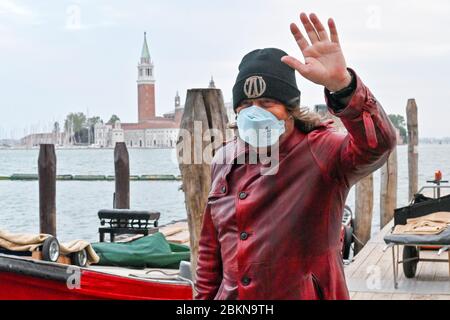 05/02/2020 Venezia, Italia dopo Coronavirus, Piazza San Marco chiude per un video appello di Zucchero il cantante (che ha una casa in città) impegnato in un messaggio promozionale per Venezia e Italia VENEZIA. Piazza San Marco chiude, dalle 16.30 alle 21.30 di sabato 2 maggio per la ripresa di un 'video promozionale e di comunicazione' di Zucchero Fornaciari. Si tratta - legge la premessa dell'ordinanza che vieta il transito delle persone e firmata dal comandante della polizia locale, Marco Agostini - di un video 'a favore di Venezia e dell'Italia'. Per la sua esecuzione: Un pianoforte, solo, al centro della piazza. Foto Stock