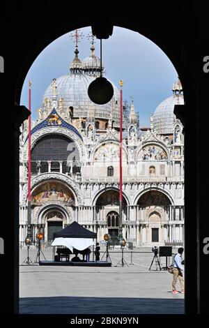 05/02/2020 Venezia, Italia dopo Coronavirus, Piazza San Marco chiude per un video appello di Zucchero il cantante (che ha una casa in città) impegnato in un messaggio promozionale per Venezia e Italia VENEZIA. Piazza San Marco chiude, dalle 16.30 alle 21.30 di sabato 2 maggio per la ripresa di un 'video promozionale e di comunicazione' di Zucchero Fornaciari. Si tratta - legge la premessa dell'ordinanza che vieta il transito delle persone e firmata dal comandante della polizia locale, Marco Agostini - di un video 'a favore di Venezia e dell'Italia'. Per la sua esecuzione: Un pianoforte, solo, al centro della piazza. Foto Stock