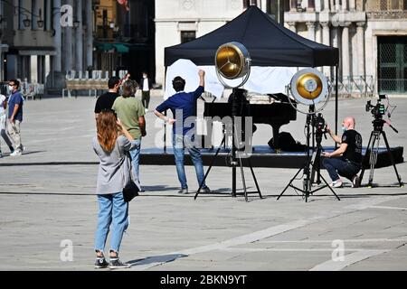 05/02/2020 Venezia, Italia dopo Coronavirus, Piazza San Marco chiude per un video appello di Zucchero il cantante (che ha una casa in città) impegnato in un messaggio promozionale per Venezia e Italia VENEZIA. Piazza San Marco chiude, dalle 16.30 alle 21.30 di sabato 2 maggio per la ripresa di un 'video promozionale e di comunicazione' di Zucchero Fornaciari. Si tratta - legge la premessa dell'ordinanza che vieta il transito delle persone e firmata dal comandante della polizia locale, Marco Agostini - di un video 'a favore di Venezia e dell'Italia'. Per la sua esecuzione: Un pianoforte, solo, al centro della piazza. Foto Stock