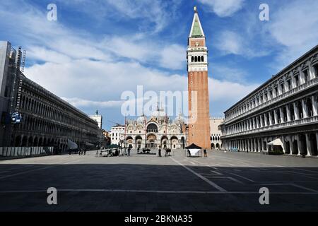 05/02/2020 Venezia, Italia dopo Coronavirus, Piazza San Marco chiude per un video appello di Zucchero il cantante (che ha una casa in città) impegnato in un messaggio promozionale per Venezia e Italia VENEZIA. Piazza San Marco chiude, dalle 16.30 alle 21.30 di sabato 2 maggio per la ripresa di un 'video promozionale e di comunicazione' di Zucchero Fornaciari. Si tratta - legge la premessa dell'ordinanza che vieta il transito delle persone e firmata dal comandante della polizia locale, Marco Agostini - di un video 'a favore di Venezia e dell'Italia'. Per la sua esecuzione: Un pianoforte, solo, al centro della piazza. Foto Stock