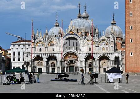 05/02/2020 Venezia, Italia dopo Coronavirus, Piazza San Marco chiude per un video appello di Zucchero il cantante (che ha una casa in città) impegnato in un messaggio promozionale per Venezia e Italia VENEZIA. Piazza San Marco chiude, dalle 16.30 alle 21.30 di sabato 2 maggio per la ripresa di un 'video promozionale e di comunicazione' di Zucchero Fornaciari. Si tratta - legge la premessa dell'ordinanza che vieta il transito delle persone e firmata dal comandante della polizia locale, Marco Agostini - di un video 'a favore di Venezia e dell'Italia'. Per la sua esecuzione: Un pianoforte, solo, al centro della piazza. Foto Stock