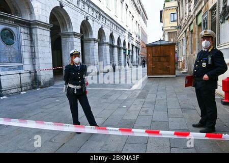 05/02/2020 Venezia, Italia dopo Coronavirus, Piazza San Marco chiude per un video appello di Zucchero il cantante (che ha una casa in città) impegnato in un messaggio promozionale per Venezia e Italia VENEZIA. Piazza San Marco chiude, dalle 16.30 alle 21.30 di sabato 2 maggio per la ripresa di un 'video promozionale e di comunicazione' di Zucchero Fornaciari. Si tratta - legge la premessa dell'ordinanza che vieta il transito delle persone e firmata dal comandante della polizia locale, Marco Agostini - di un video 'a favore di Venezia e dell'Italia'. Per la sua esecuzione: Un pianoforte, solo, al centro della piazza. Foto Stock