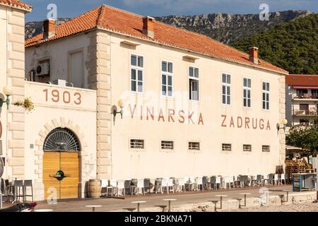 Bol, Croazia, 1° ottobre 2019. L'esterno della Stina Winery con la sua cantina in Dalmazia vicino alla costa adriatica sull'isola di Brac. Mediterraneo Foto Stock