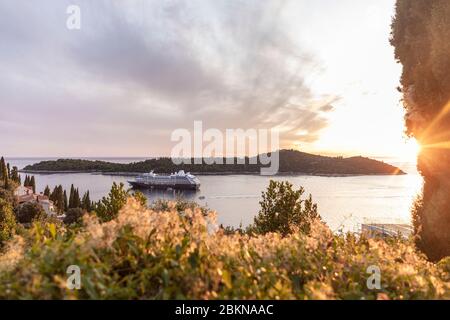 Vista sul mare Adriatico con l'isola di Lokrum e una grande nave da crociera con i turisti vicino alla città vecchia di Dubrovnik in Dalmazia in una giornata di sole in estate durante su Foto Stock