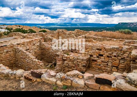 Degli antichi Pueblo rovina chiamato da Zuni indiani Atsinna, luogo di scritti su roccia, El Morro monumento nazionale, Nuovo Messico, Stati Uniti d'America. Foto Stock