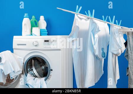 Lavanderia interna con lavatrice e asciugatrice vicino alle pareti Foto Stock