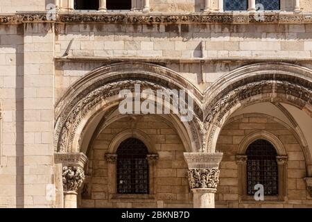 Il palazzo Sponza nella città vecchia di Dubrovnik, costruito nel 16 ° secolo, girato in una giornata di sole in estate, Dalmazia, Croazia, Europa. Gotico e ren Foto Stock