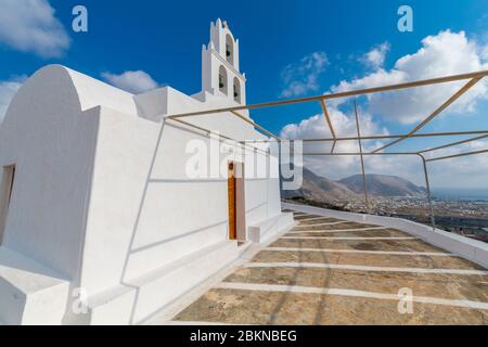 Vista della Chiesa del Profeta Elia, Emporio, Santorini, Isole Cicladi, Isole Greche, Grecia, Europa Foto Stock