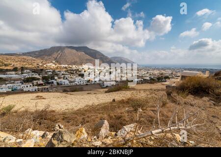 Vista di Perissa da vicino Profeta Elias Chiesa, Emporio, Santorini, Cicladi Isole, Grecia, Europa Foto Stock