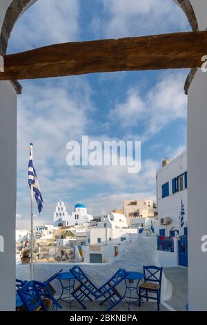 Vista della Chiesa di Agios Nikolaos Theotokaki a Pyrgos, Thira, Santorini, Cicladi, Grecia, Europa Foto Stock