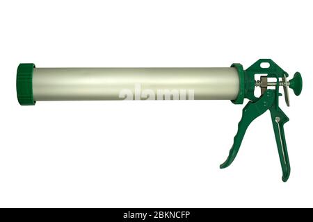 Donna che usa una pistola al silicone per riparare una finestra . Foto Stock