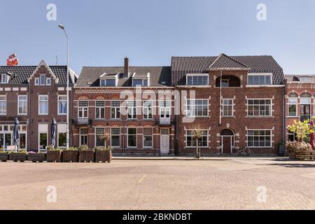 Eindhoven, Paesi Bassi, 21 aprile 2020. Facciata esterna dei bar, caffè, ristoranti e hotel chiusi al Catherinaplein in una giornata di sole du Foto Stock