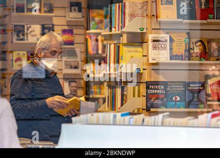 Bergamo Coronavirus - fase 2; riapertura di bar, parchi, fioristi, librerie nella foto una libreria al centro (Foto © Sergio Agazzi/Fotogramma, Bergamo - 2020-05-05) p.s. la foto e' utilizzabile nel rispetto del libro in cui e' stata vista, e senza presentarvi diffamatorio delle decorrano Foto Stock