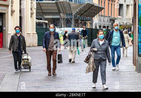 Bergamo Coronavirus - fase 2; riapertura di bar, parchi, fioristi, librerie, persone in strada (Foto © Sergio Agazzi/Fotogramma, Bergamo - 2020-05-05) p.s. la foto e' utilizzabile nel rispetto del programma in cui e' stata vista, e senza intenzione di diffondersi del decoro delle rapone Foto Stock