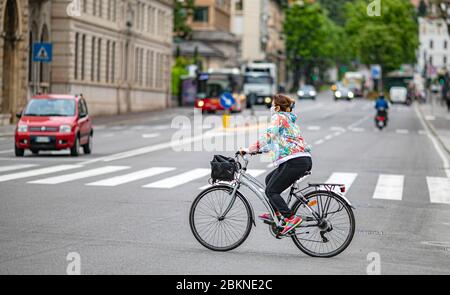 Bergamo Coronavirus - fase 2; riapertura di bar, parchi, fioristi, biblioteche di biciclette in città (Foto © Sergio Agazzi/Fotogramma, Bergamo - 2020-05-05) p.s. la foto e' utilizzabile nel rispetto del programma in cui e' stata vista, e senza intenzione diffamatorio del decoro delle presenti rapate Foto Stock