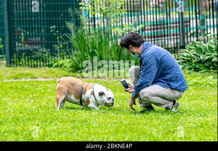 Bergamo Coronavirus - fase 2; riapertura di bar, parchi, fiorai, librerie passeggiata con il cane al parco (Foto © Sergio Agazzi/Fotogramma, Bergamo - 2020-05-05) p.s. la foto e' utilizzabile nel rispetto del progetto in cui e' stata vista, e senza intenzione presentarla diffamatorio del raporo Foto Stock