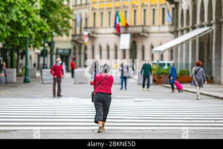 Bergamo Coronavirus - fase 2; riapertura di bar, parchi, fioristi, librerie, persone in strada (Foto © Sergio Agazzi/Fotogramma, Bergamo - 2020-05-05) p.s. la foto e' utilizzabile nel rispetto del programma in cui e' stata vista, e senza intenzione di diffondersi del decoro delle rapone Foto Stock