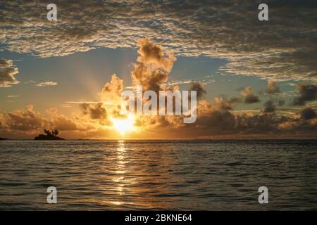 Seychelles Alba sui cappotti occidentali di Mahe a Anse Royale Foto Stock