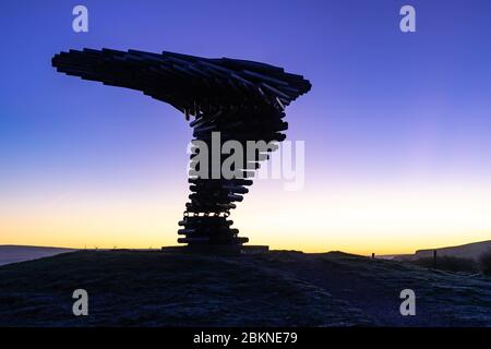 Alba al canto Ringing Tree a Burnley, Lancashire. Questo è stato preso in una mattina molto freddo Frosty inverno. Foto Stock