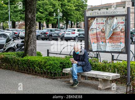 Bergamo Coronavirus - fase 2; riapertura di bar, parchi, fioristi, librerie antiche in strada (Foto © Sergio Agazzi/Fotogramma, Bergamo - 2020-05-05) p.s. la foto e' utilizzabile nel rispetto del programma in cui e' stata vista, e senza intenzione diffamatorio del decoro delle persone presentate Foto Stock