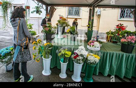 Bergamo Coronavirus - fase 2; riapertura di bar, parchi, fioristi, librerie nella foto a florist (Foto © Sergio Agazzi/Fotogramma, Bergamo - 2020-05-05) p.s. la foto e' utilizzabile nel rispetto del contenuto in cui e' stata vista, e senza intenzione di presentarvi il documento del rapato delle persone Foto Stock