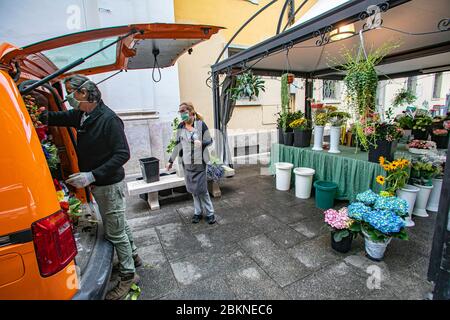 Bergamo Coronavirus - fase 2; riapertura di bar, parchi, fioristi, librerie nella foto a florist (Foto © Sergio Agazzi/Fotogramma, Bergamo - 2020-05-05) p.s. la foto e' utilizzabile nel rispetto del contenuto in cui e' stata vista, e senza intenzione di presentarvi il documento del rapato delle persone Foto Stock