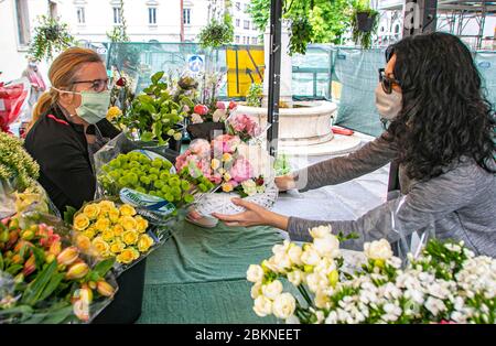 Bergamo Coronavirus - fase 2; riapertura di bar, parchi, fioristi, librerie nella foto a florist (Foto © Sergio Agazzi/Fotogramma, Bergamo - 2020-05-05) p.s. la foto e' utilizzabile nel rispetto del contenuto in cui e' stata vista, e senza intenzione di presentarvi il documento del rapato delle persone Foto Stock