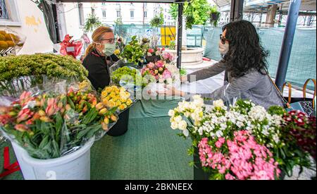 Bergamo Coronavirus - fase 2; riapertura di bar, parchi, fioristi, librerie nella foto a florist (Foto © Sergio Agazzi/Fotogramma, Bergamo - 2020-05-05) p.s. la foto e' utilizzabile nel rispetto del contenuto in cui e' stata vista, e senza intenzione di presentarvi il documento del rapato delle persone Foto Stock