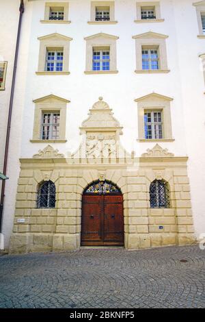 Vista frontale dell'ex edificio dell'armeria, costruito sul lato sud del municipio, risale al 1614. Città vecchia di Baden, Canton Argovia, Svizzera. Foto Stock