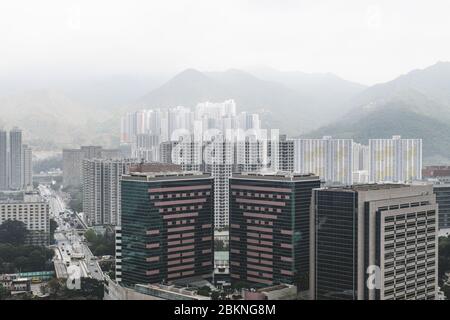 Parte dello skyline urbano di Hong Kong dal Tempio di 10,000 Buddha a Sha Tin. I nuovi territori sono le colline sullo sfondo. Foto Stock