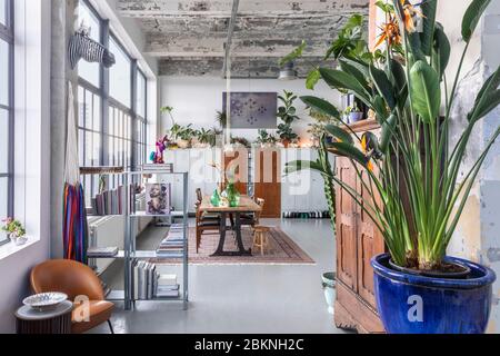 Eindhoven, Paesi Bassi, 2 febbraio 2020. Un industriale loft cittadino interno su Strijp S. UN bohémien, moderno, mix e abbinare eclettico stile casa wi Foto Stock