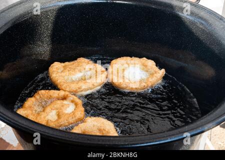 Chef che prepara churros fritti o ciambelle e pancake durante il brunch a buffet in giardino. Cibo buffet Brunch Catering Dining Party Sharing Conciep Foto Stock