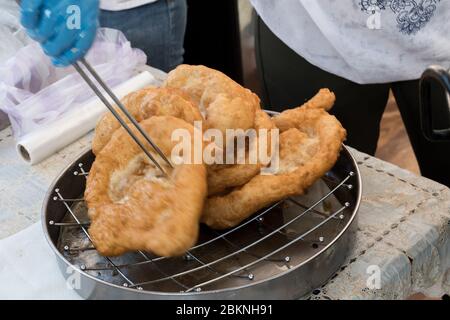 Chef che prepara churros fritti o ciambelle e pancake durante il brunch a buffet in giardino. Cibo buffet Brunch Catering Dining Party Sharing Conciep Foto Stock