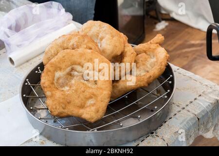 Chef che prepara churros fritti o ciambelle e pancake durante il brunch a buffet in giardino. Cibo buffet Brunch Catering Dining Party Sharing Conciep Foto Stock