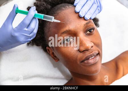 Giovane donna paziente che riceve un intervento di chirurgia plastica iniezione Foto Stock