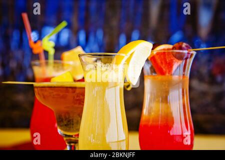 set di cocktail alcolici colorati con frutta Foto Stock